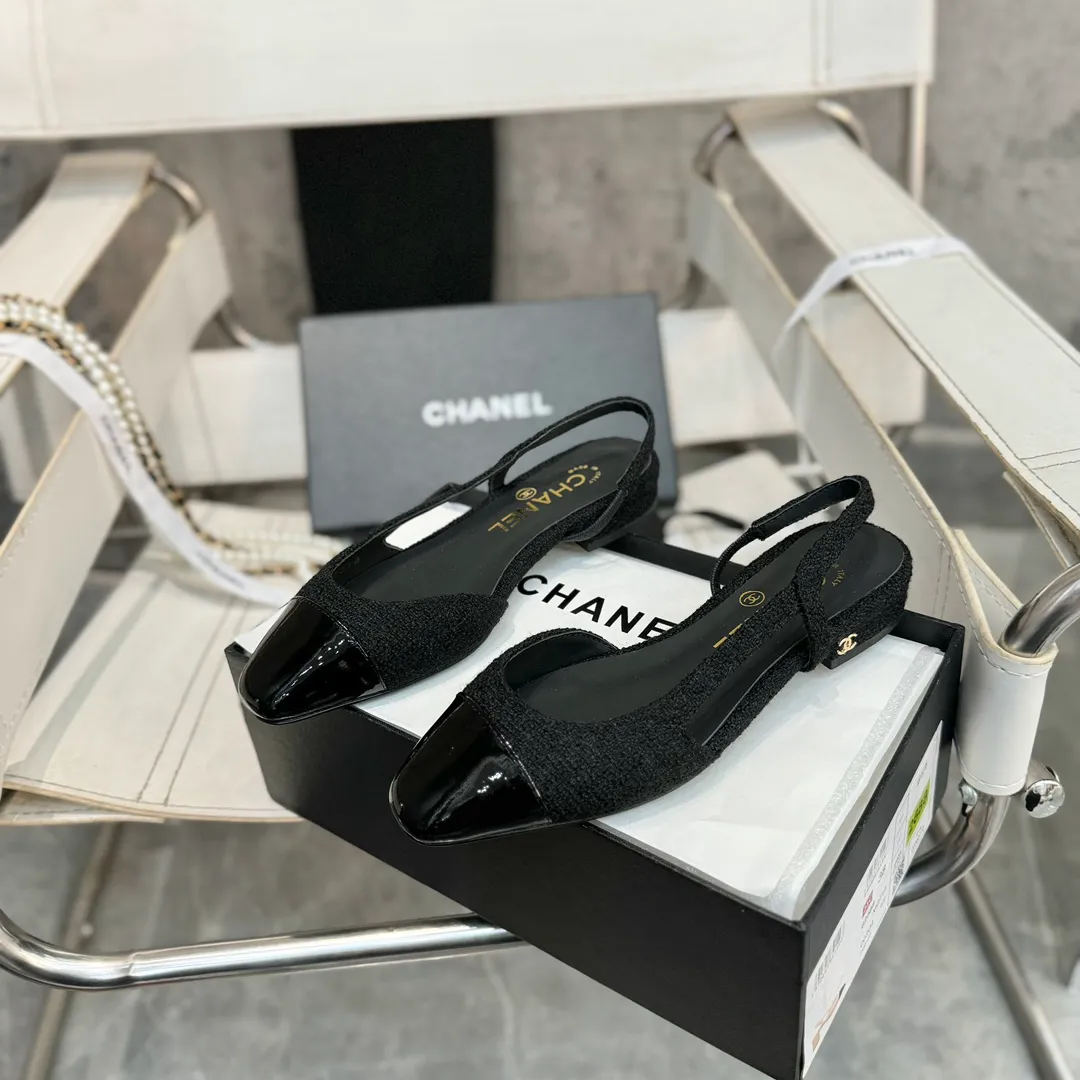 👟👟Ex-factory price 480👟👟 CHANEL Chanel flat bottom series🌹Fashionable classic sandals loved by all stars Fabric [👉] Mixed sheepskin👣🐏 Lining [👉] Silk sheep lining👣🐏 Insole [👉] Silk sheep👣🐏 Sole [👉] Genuine leather outsole imported from Italy 🌻 Packaging [👉] Chanel original box packaging 🌸 Code number [🦶🏻] 34-42 (⚠️34.41.42 is a custom code and cannot be returned or exchanged. Please understand)